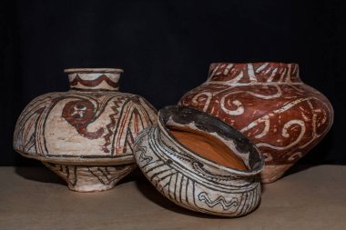 Geleneksel dekoratif boyalı Cucuteni Kültür seramik kaplarının üretimi.