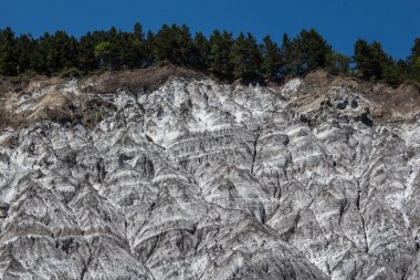Tuz açısından zengin kaya mineral duvar, tıbbi alanda. Ayrıca Beyaz Dağ olarak da bilinir..
