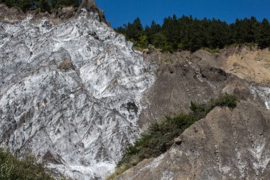 Tuz açısından zengin kaya mineral duvar, tıbbi alanda. Ayrıca Beyaz Dağ olarak da bilinir..