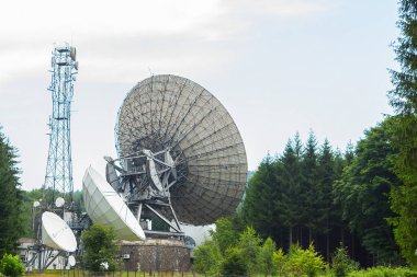 Uluslararası telekomünikasyon ve uydu sinyalleri için kullanılan devasa bir anten..