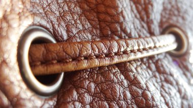 Poşetten küçük bir dekoratif deri şerit yakın plan..