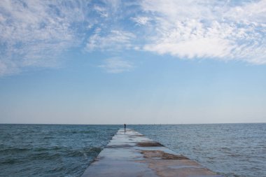 Bulgaristan 'ın Balchik kenti yakınlarındaki Karadeniz' de uzun beton iskele.