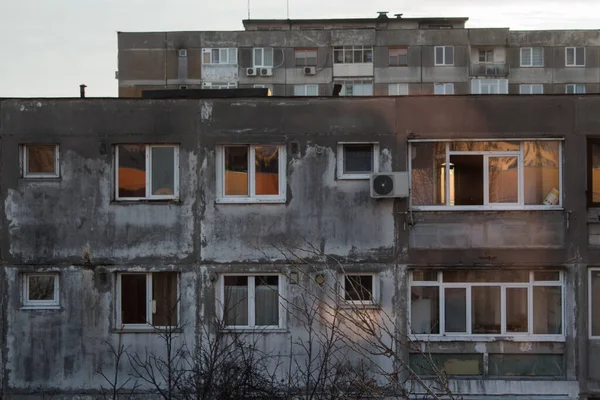 Pogorszone Fasady Bloków Mieszkalnych Znajdujących Się Dzielnicy Salajani Bukareszt Rumunia — Zdjęcie stockowe