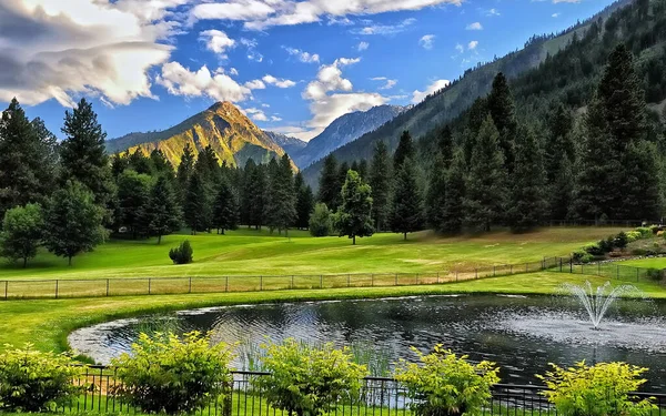 Bela Paisagem Com Lago Nas Montanhas Imagem De Stock