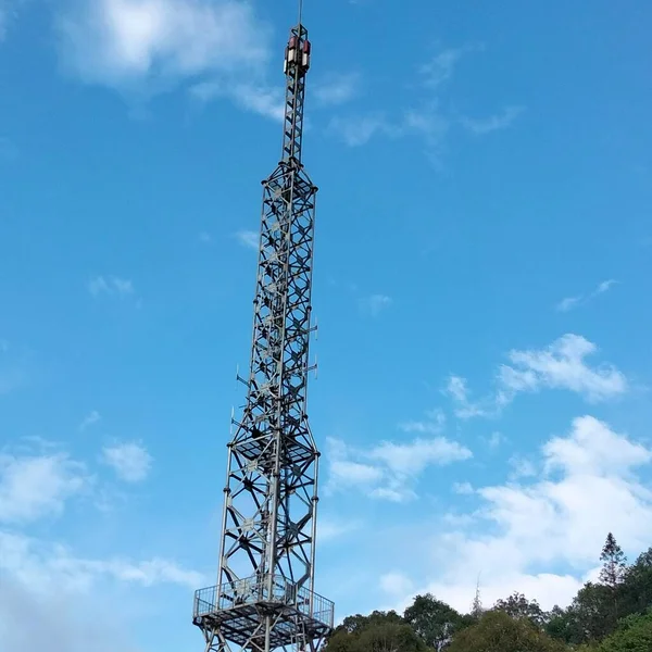 Wieża Telekomunikacyjna Błękitnym Niebem — Zdjęcie stockowe