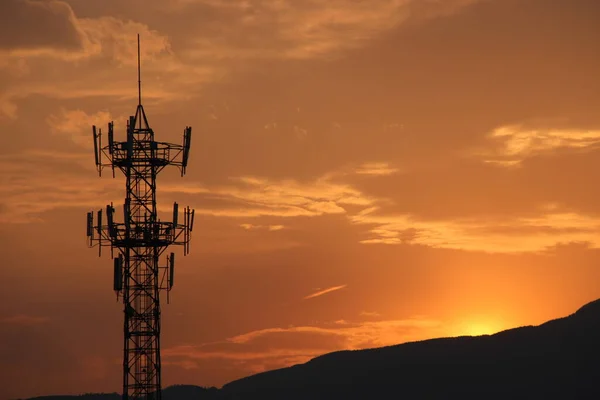Wieża Telefoniczna Tle Zachodzącego Słońca — Zdjęcie stockowe
