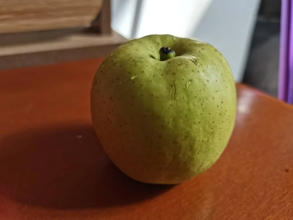 apple and red apples on a white background