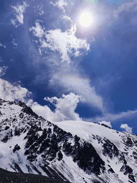 Hermoso Paisaje Montaña Con Nieve Nubes — Foto de Stock