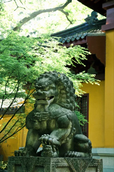 the statue of the lion in the park