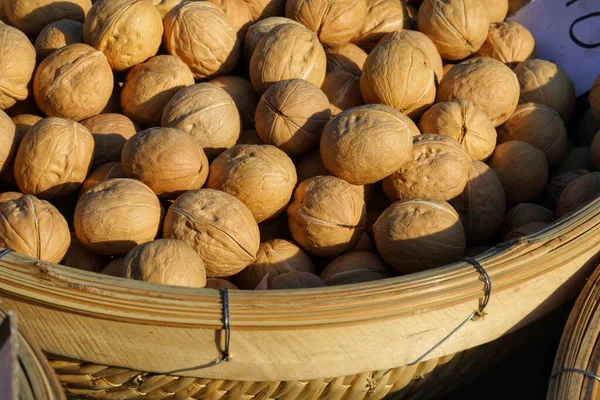 Close Wooden Bowl Lot Nuts — Φωτογραφία Αρχείου