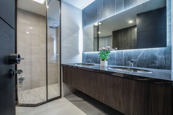 Interior Banheiro Moderno Com Chuveiro Banheira Fotografia De Stock