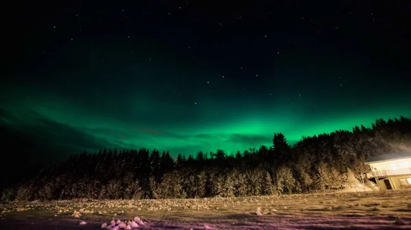 山上湖上的北极光 — 图库照片