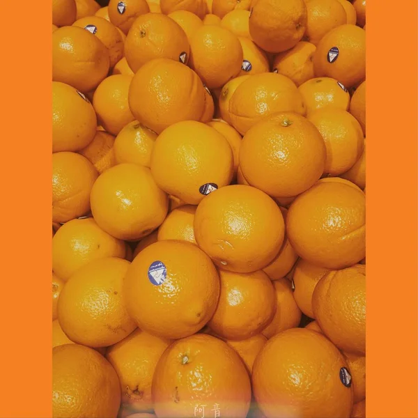 orange and yellow oranges in a basket