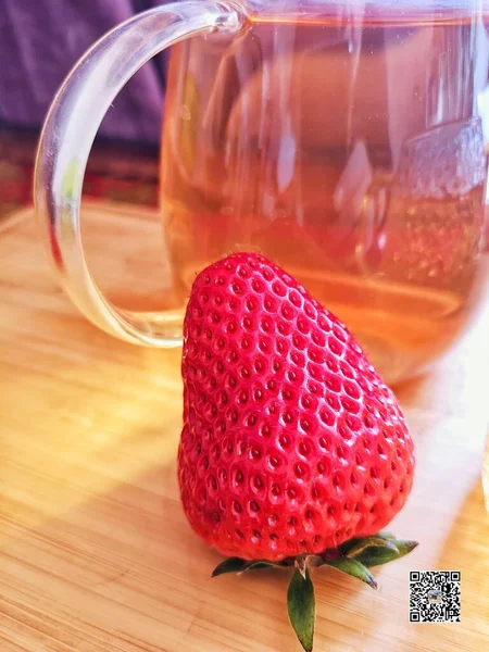 strawberry tea with lemon and mint