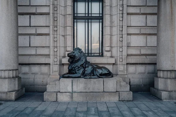the statue of the lion in the city of london
