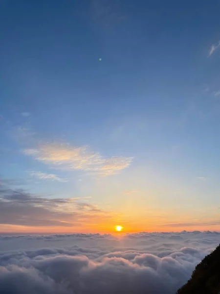 Hermoso Atardecer Sobre Las Nubes — Foto de Stock