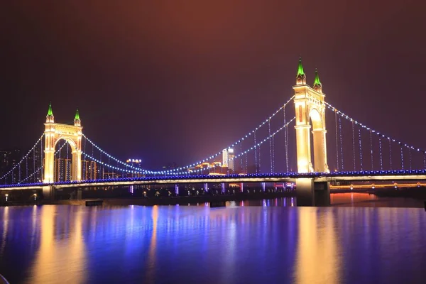 the bridge over the river thames in the evening, the city of the most famous landmark of the world