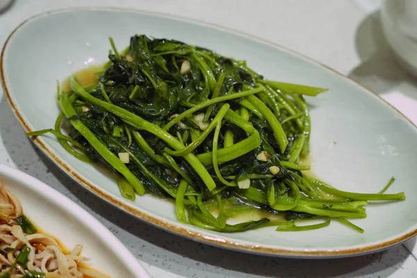 stir-fried noodles with green beans and arugula