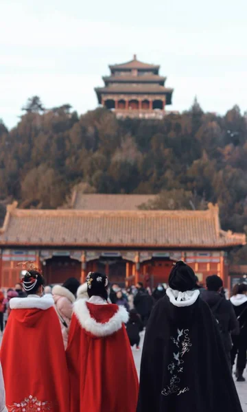 traditional chinese dance in the city