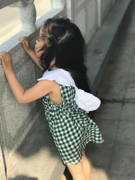 Joven Hermosa Madre Hija Están Caminando Ciudad — Foto de Stock