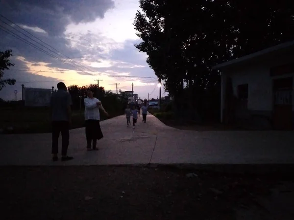 silhouette of a man and woman in the city