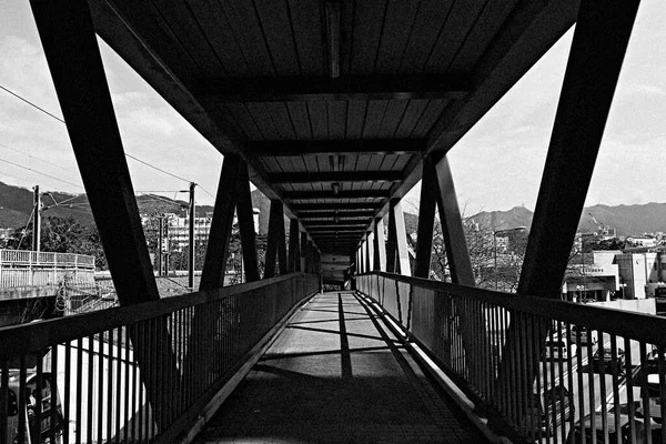 black and white image of the bridge in the city of barcelona