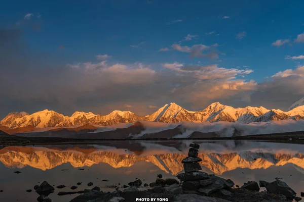 Красивий Пейзаж Озером Горах — стокове фото