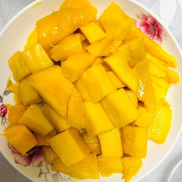 mango slices in a bowl