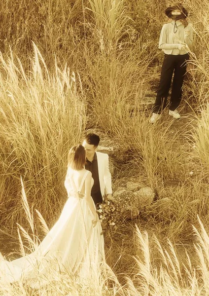 wedding couple in the field