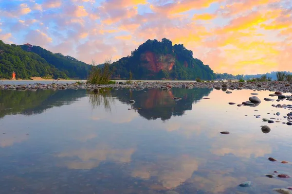 Красивий Пейзаж Озера Вранці — стокове фото