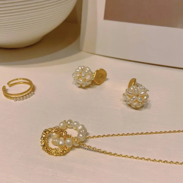 Gold Jewelry Pearls White Background — Zdjęcie stockowe