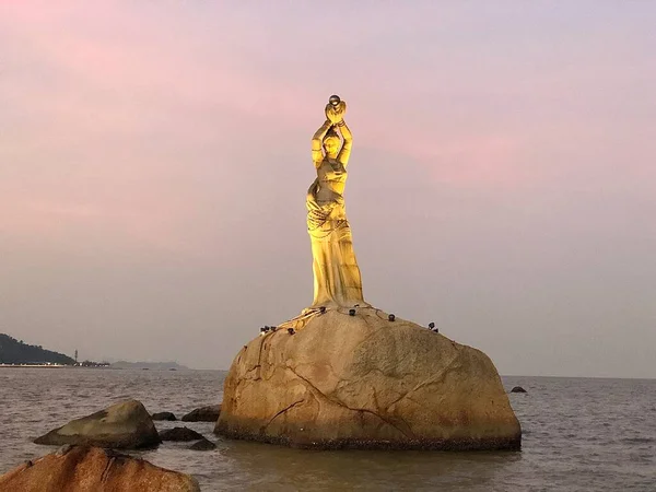 the statue of the woman on the beach