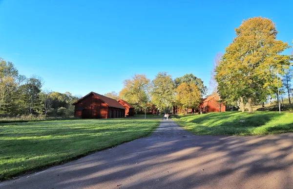 Hermoso Paisaje Otoño Con Una Casa Madera Fondo — Foto de Stock