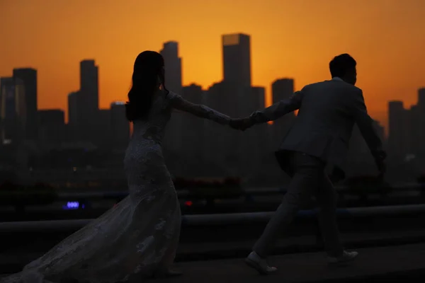 silhouette of a couple of dancers in the city