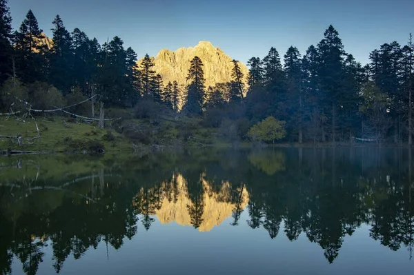Krásná Krajina Jezerem Horami — Stock fotografie