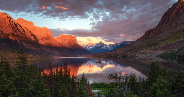 Красивий Захід Сонця Над Озером Горах — стокове фото