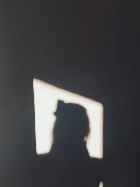 Silhouette Uomo Una Stanza Bianca — Foto Stock