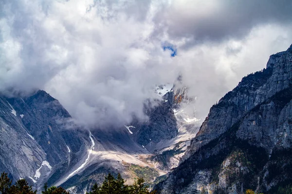 Красивий Гірський Пейзаж Снігом Хмарами — стокове фото