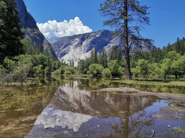 Bela Paisagem Com Lago Montanhas — Fotografia de Stock