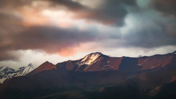 Красивий Краєвид Горами Хмарами — стокове фото