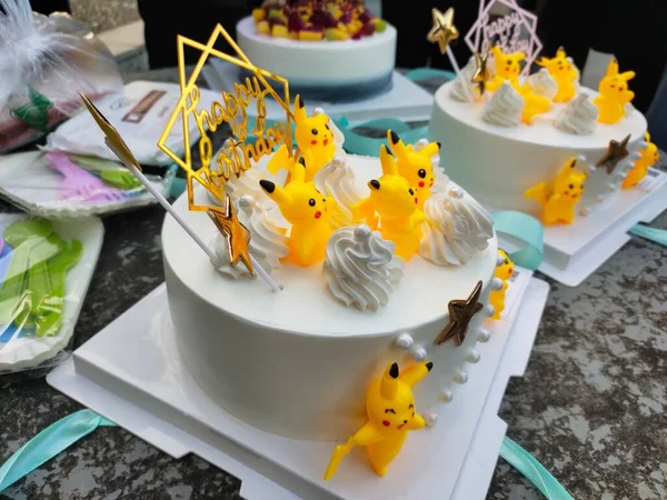 easter cake with yellow and white flowers