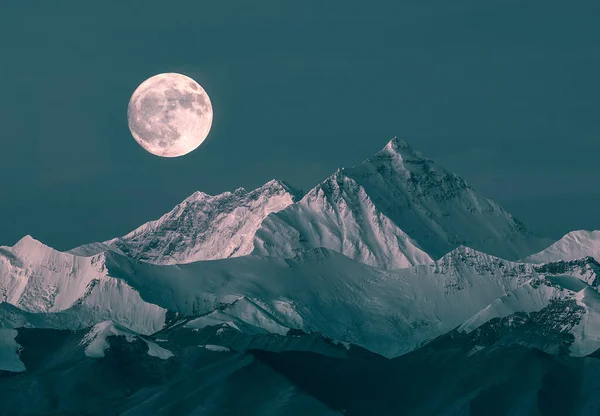 Wunderschöne Berglandschaft Mit Mond Und Schnee — Stockfoto