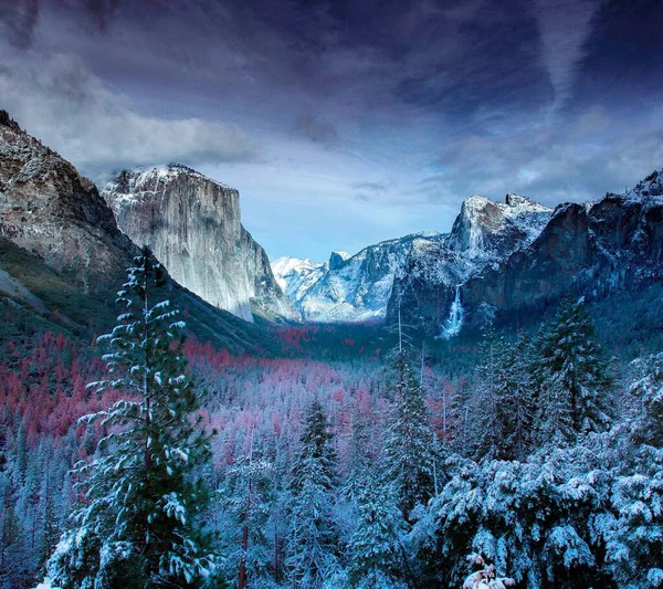 Dağlar Karla Kaplı Güzel Bir Manzara — Stok fotoğraf