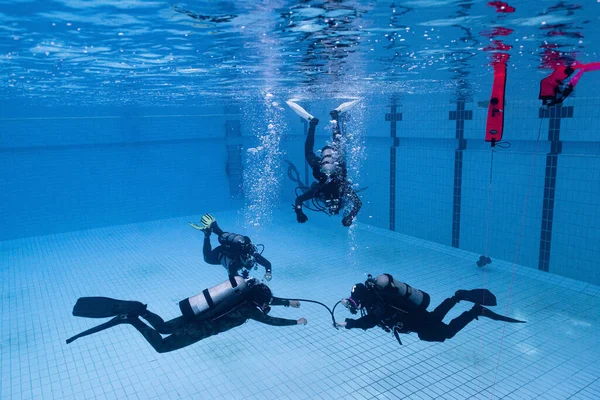 Onderwater Zicht Een Man Die Het Zwembad Zwemt — Stockfoto