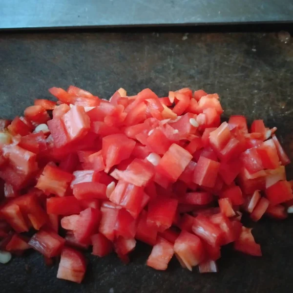 fresh red onion slices on a plate