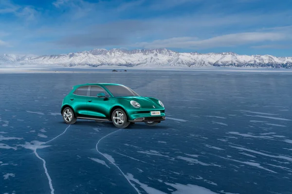 Voiture Sur Route Dans Les Montagnes — Photo