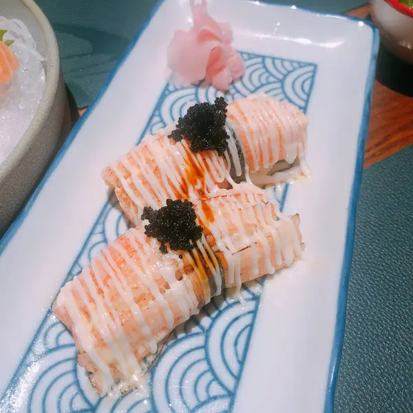 Rollo Sushi Con Salmón Caviar Pescado Rojo Wasabi Atún Fondo —  Fotos de Stock