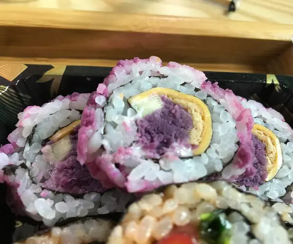Comida Japonesa Sushi Rollos Salmón Anguila Pescado Maki Wasabi Palillos —  Fotos de Stock