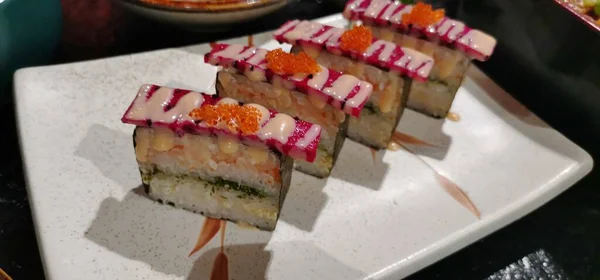 Rollo Sushi Con Salmón Atún Caviar Rojo Fondo Negro Primer —  Fotos de Stock