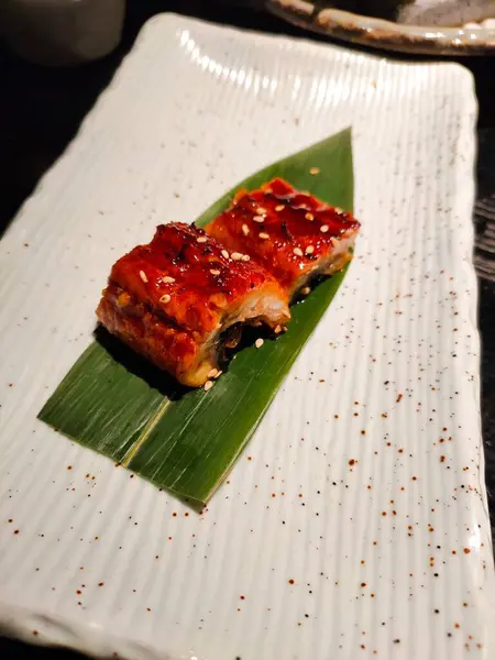 有鲑鱼和蔬菜的寿司卷 — 图库照片